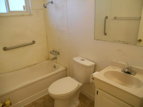 5th image of 7922 Loucreta Dr