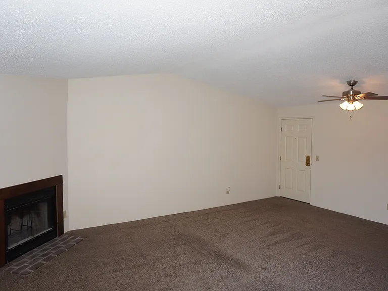 Lees Crossing Apartments — Photo 21