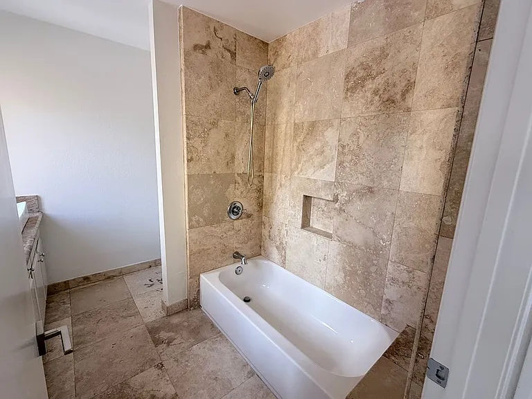 14700 Berendo Ave #2 — Photo 22