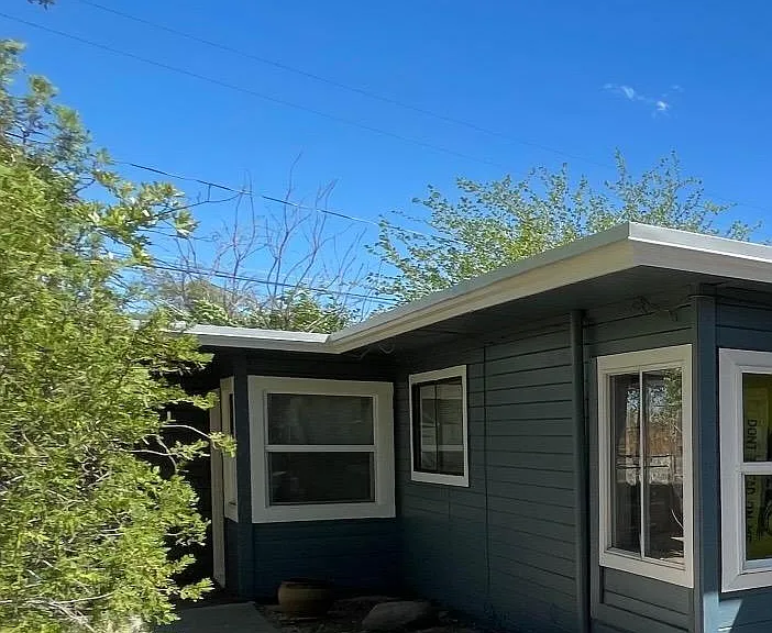 1752 Stratford Dr — Photo 2