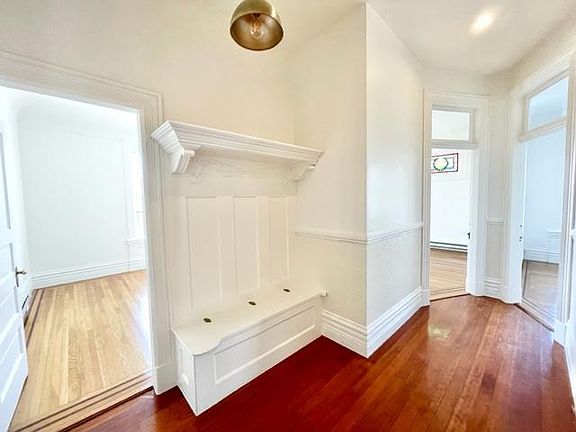 4th image of 987 Oak St