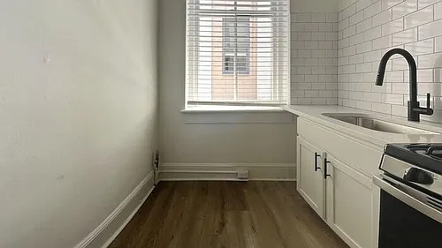 364 King St Photo 1