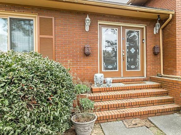 3rd image of 3028 Ashby Dr