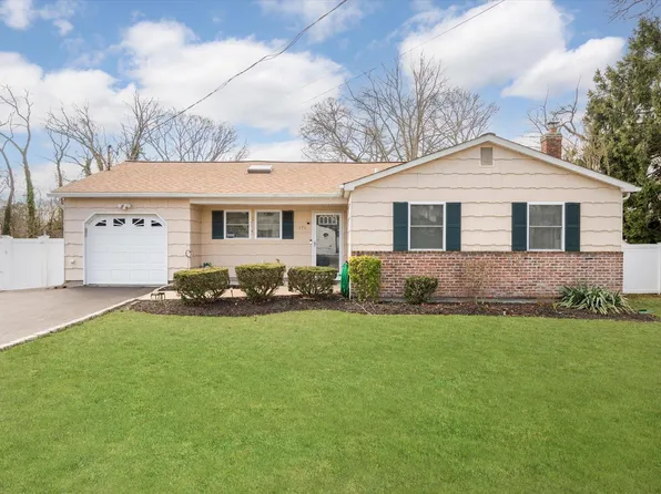 170 Officials Avenue, Holbrook, NY 11741