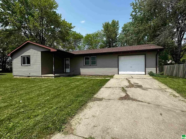 1605 Rose Ln, Storm Lake, IA 50588