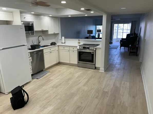 4902 38th Way S APT 112, Saint Petersburg, FL 33711