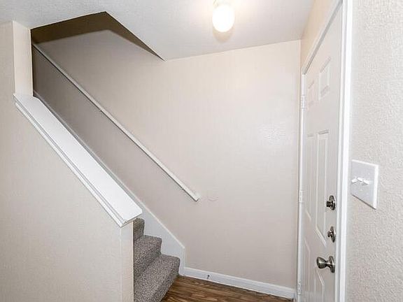 5th image of 907 Pinion Dr #D1