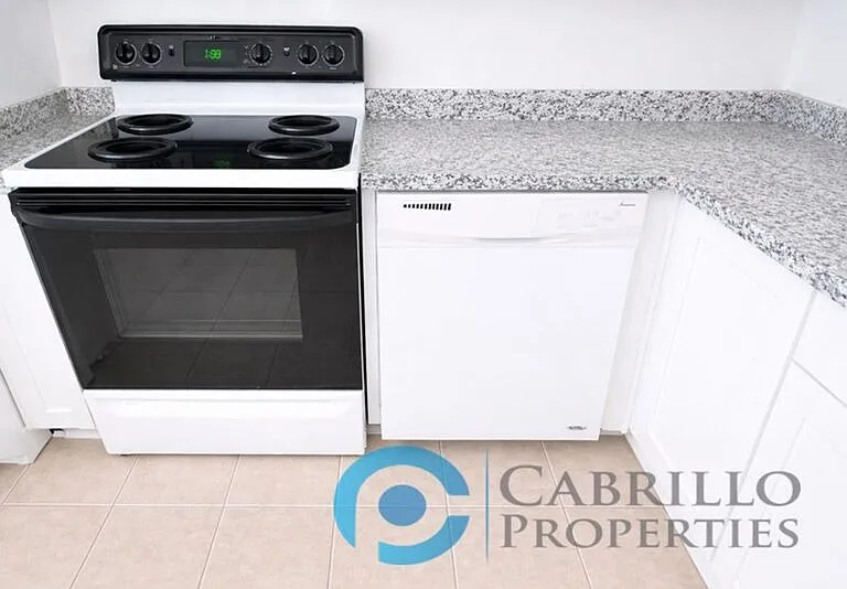 925 Martin Dr #7 — Photo 3