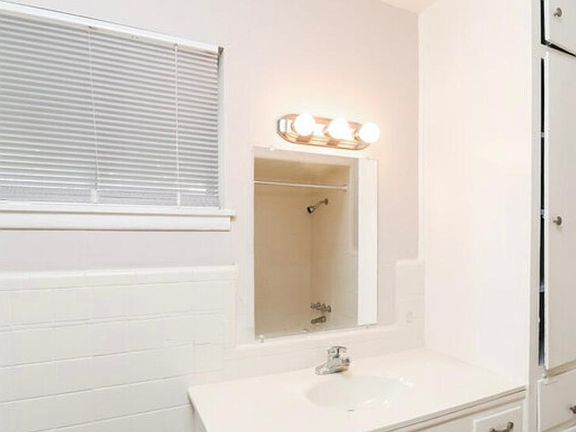 2nd image of 923 NE 15th St