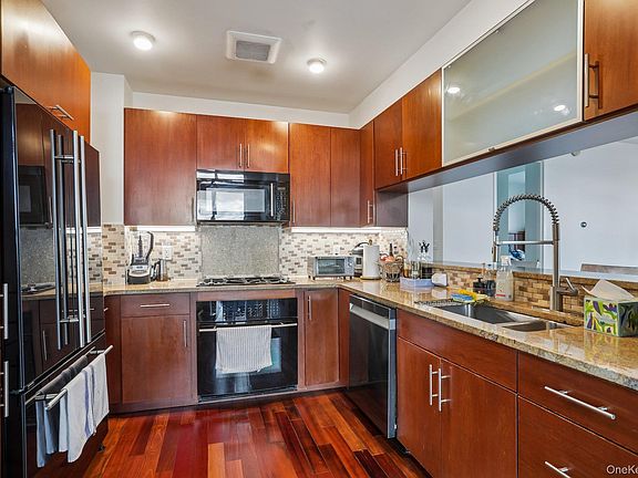 5th image of 175 Huguenot Street #1606