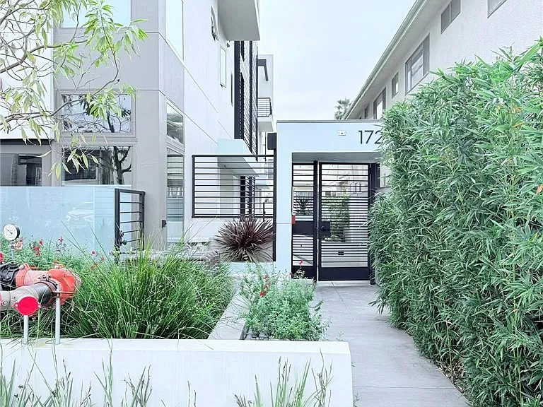 1729 S Barrington Ave #3 — Photo 2
