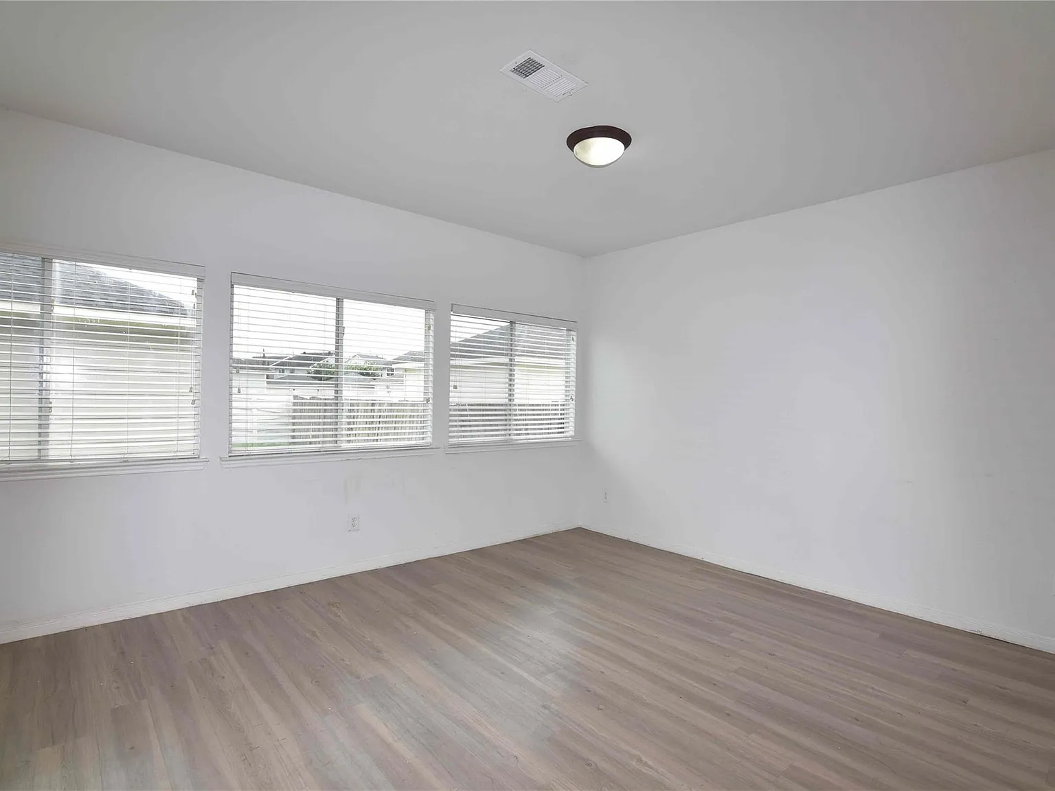 4 bed, 2.5 bath, 2140 sqft, $2,100 — Photo 2