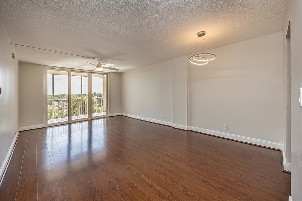 250 Jacaranda Dr #607