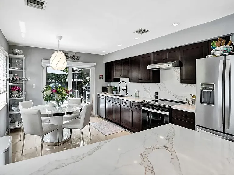 1001 NE 17th Ct — Photo 6