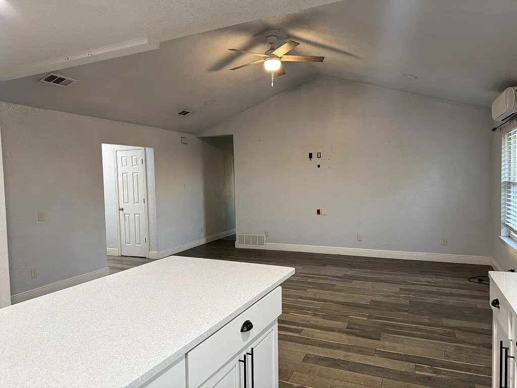 3 bed, 2.0 bath, 1223 sqft, $2,200 — Photo 4