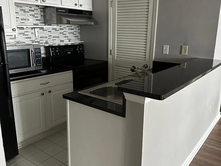 202 Granville Ct — Photo 3
