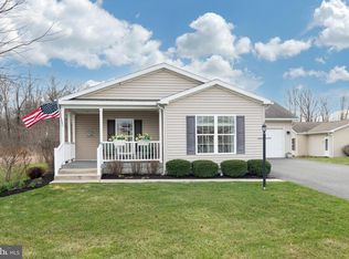 16 Cormorant Dr, Bechtelsville, PA 19505