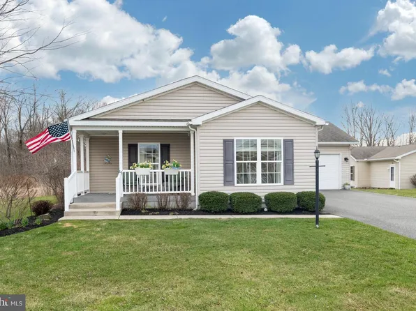 16 Cormorant Dr, Bechtelsville, PA 19505