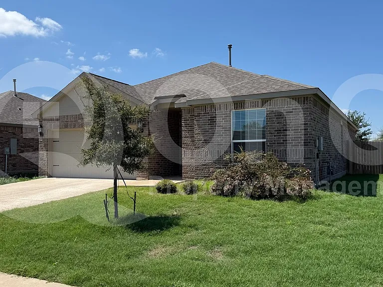 904 Emerson Dr — Photo 2