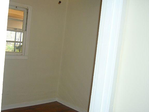 5th image of 2323 Barker Ave