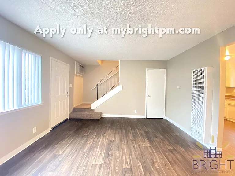 264-268 Montrose Dr — Photo 4