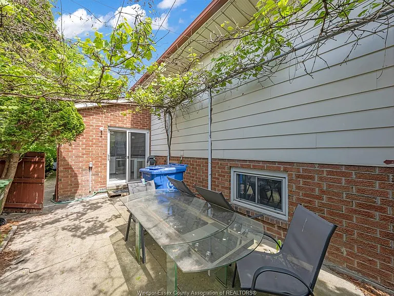 2823 Garvey Cres — Photo 44