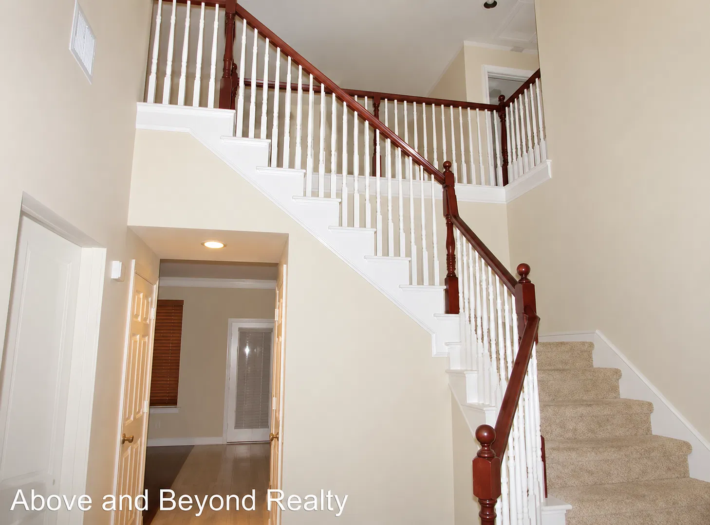 Spacious home in North Arlington — Photo 2