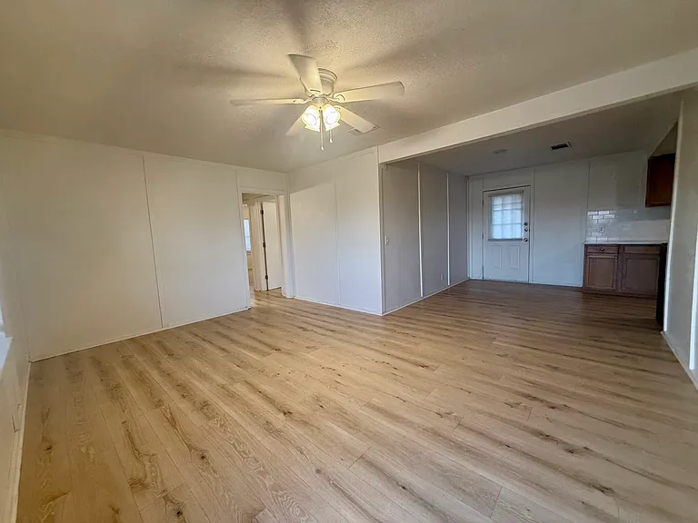 620 W Avenue B — Photo 48