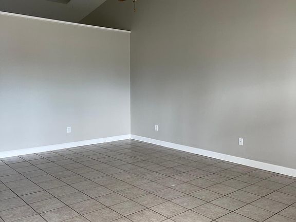 3rd image of 3347 Green Briar Cir APT A
