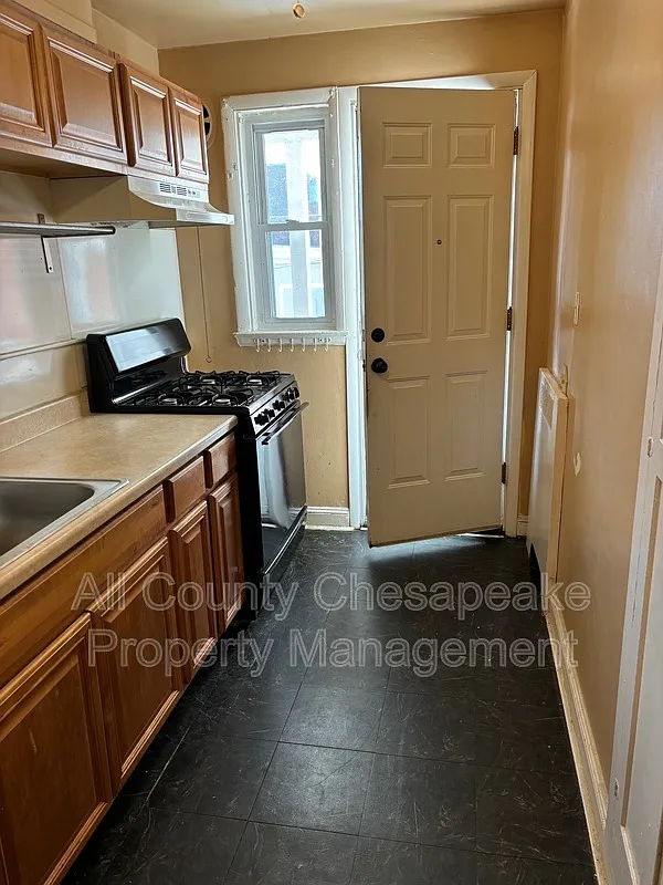 2 bed, 1.0 bath, $1,300 — Photo 3
