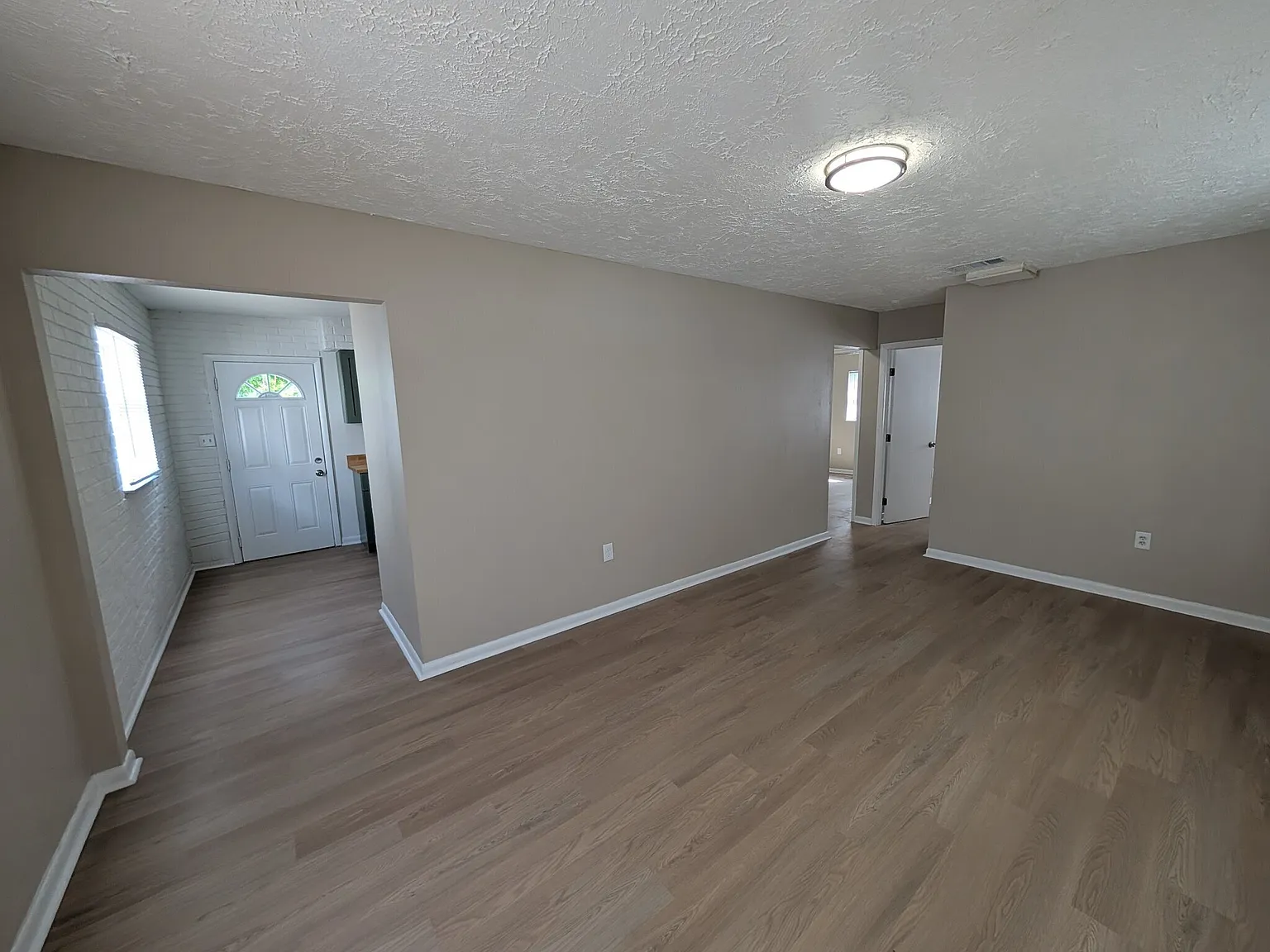 Charming 2BR/1BA Single-Family Home with Large Yard | Minutes to I-4 & Downtown Tampa — Photo 3