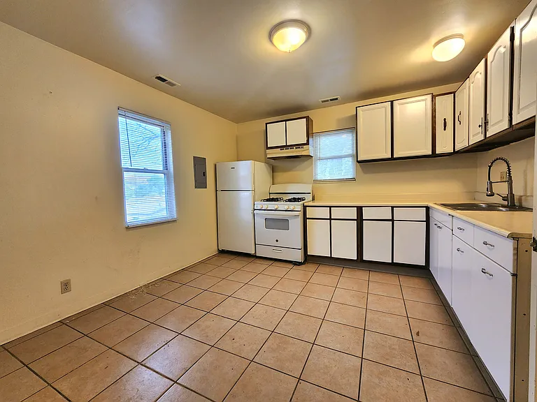 1637 Cedar St #4 — Photo 1