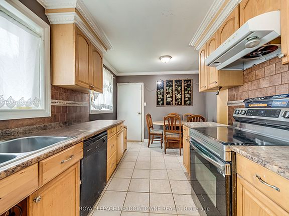 5th image of 8 Midhurst Dr