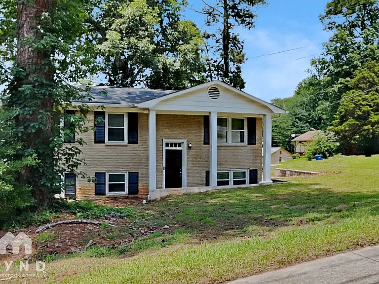 2715 Carriage Ln — Photo 1