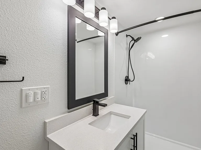 The Crest |NEWLY Renovated Studios, Lofts, 1, 2 & 3 Bedroom Homes Near the Beach — Photo 47