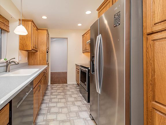 2nd image of 907 Deerfield Ct