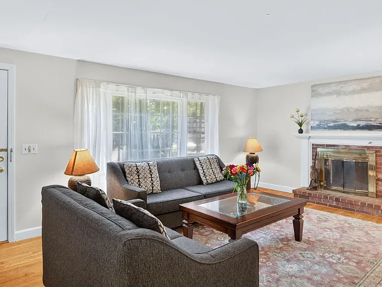 101 Longfellow Dr — Photo 3