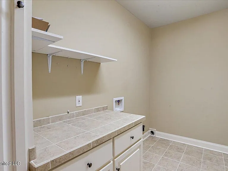 987 N Azalea Dr — Photo 14