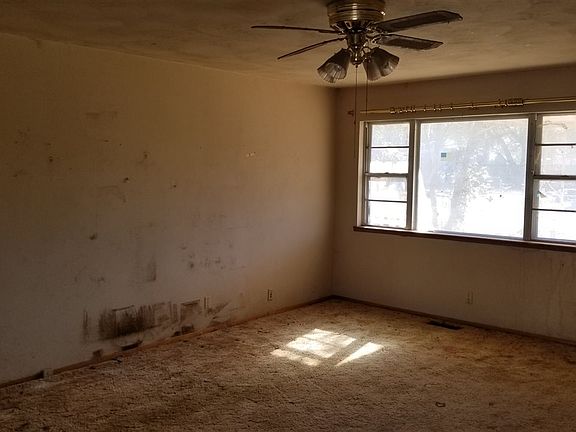 4th image of 301 E Texas St