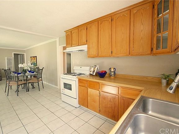 4th image of 3147 N Pico Ave