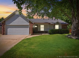 1318 W Hot Springs St, Broken Arrow, OK 74011