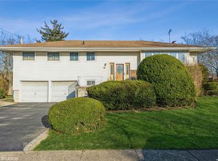 89 Redwood Ln, Massapequa Park, NY 11762