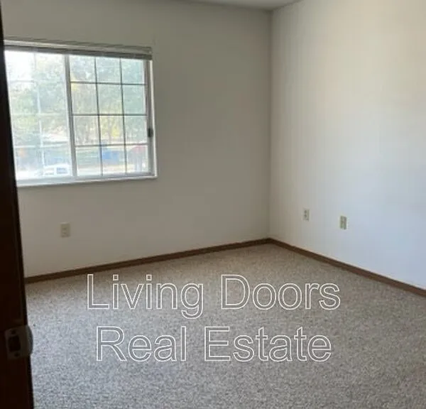 607 S Washington St #8 — Photo 6
