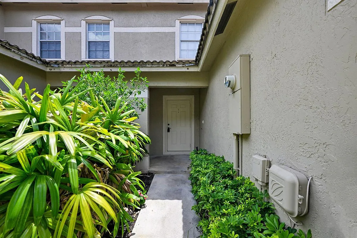 2 bed, 3.0 bath, 1155 sqft, $2,550 — Photo 2