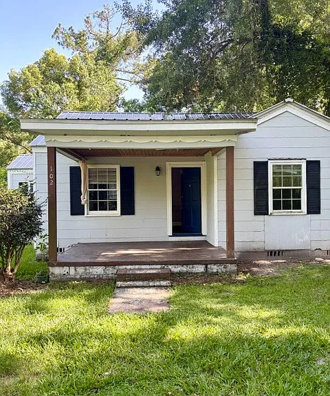 102 Ricardo St — Photo 1