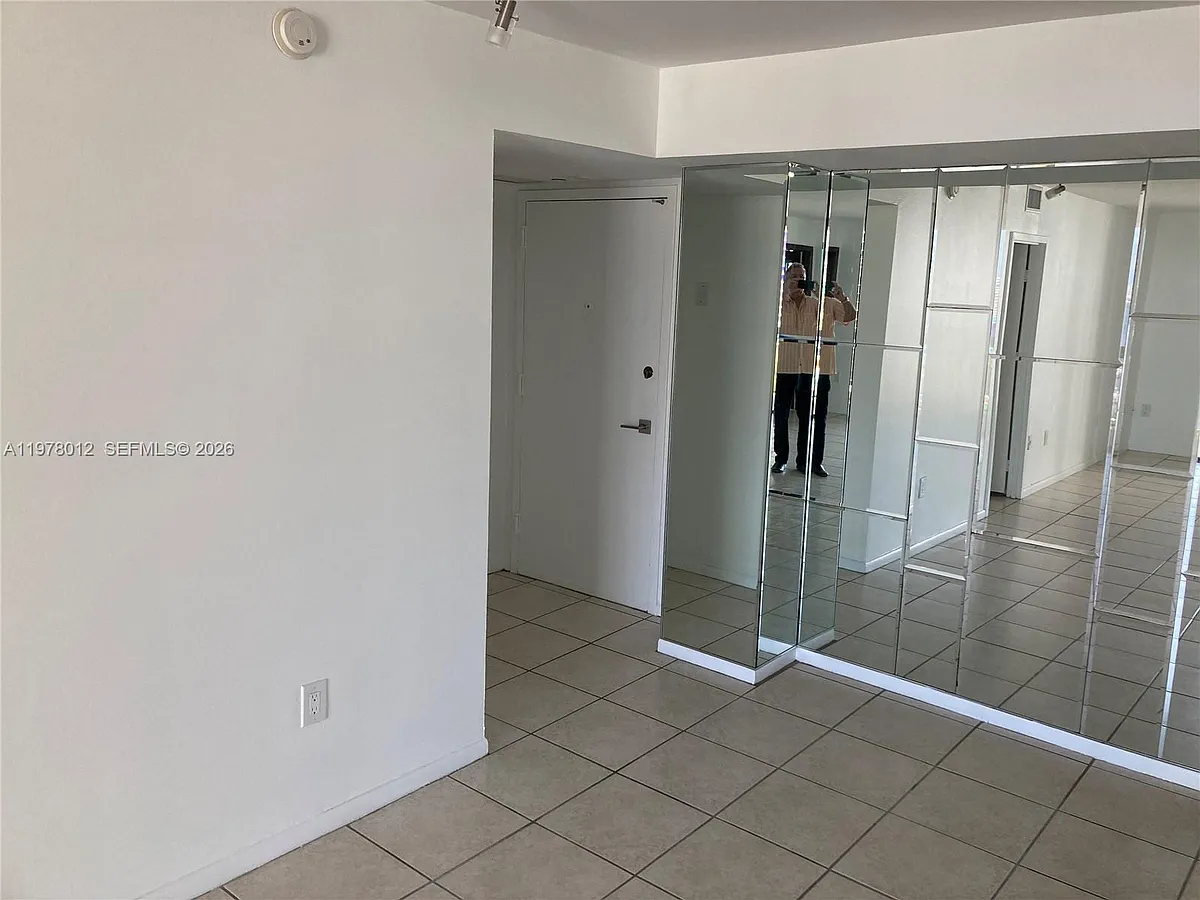 Building Photo - 2333 Brickell Ave #1115