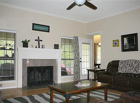 2nd image of 1561 Buckingham Ln