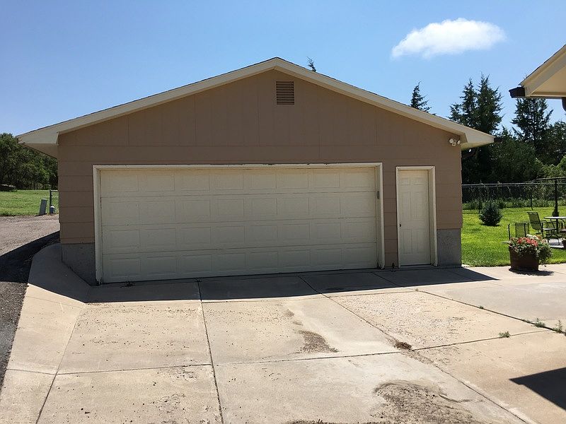 2nd image of 910 Tomlinson Dr