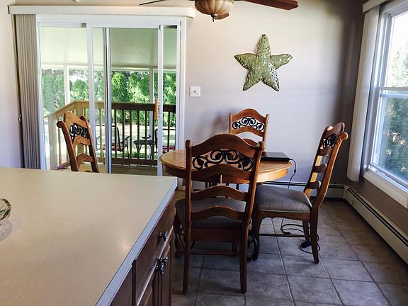 5th image of 372 Saint Thomas Dr