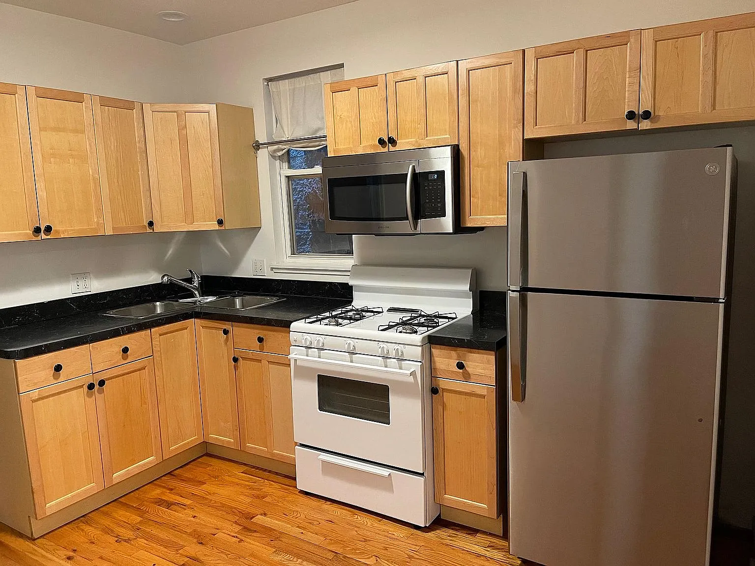 2 bed, 1200 sqft, $2,400 — Photo 4